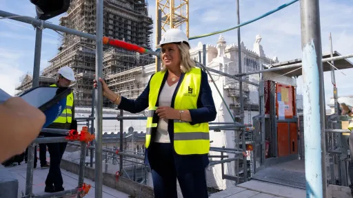 Vanessa Matz avec la R&eacute;gie des B&acirc;timents au Palais de justice de Bruxelles 