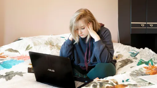 jeune fille devant son ordinateur - cyberharc&egrave;lement
