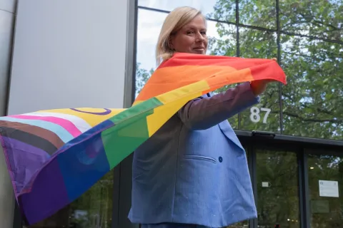 BE PROUD - ministre Matz hissant le drapeau arc-en-ciel
