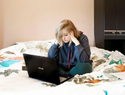 jeune fille devant son ordinateur - cyberharc&egrave;lement